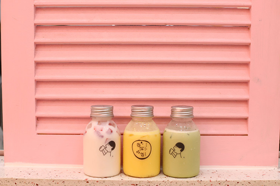 Botellas de plástico de té de leche con mango para beber con material y eficiencia