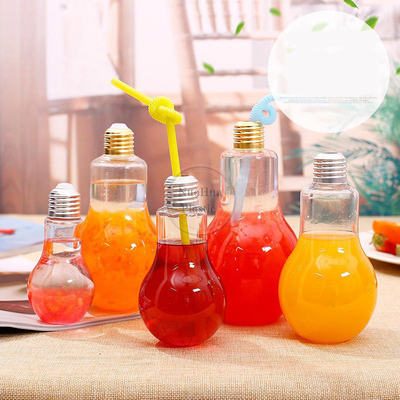 Taza de bombilla con tapas de paja para fiestas Botellas en forma de bombilla de plástico Fondo Brillante LED bombillas rellenables