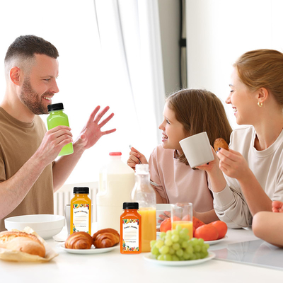 Botellas modernas de plástico de té de leche con mango aislado de color claro o personalizado