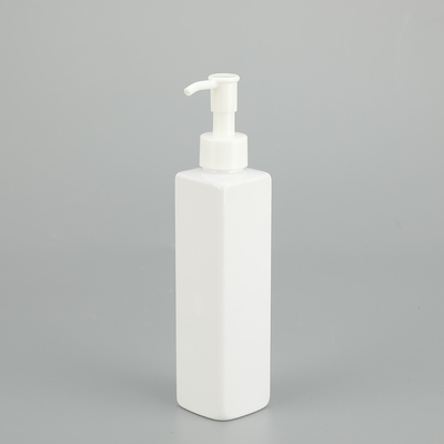 Botellas de PET transparentes con diferentes capacidades para uso diario