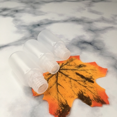 Botella de líquido PET redonda con tapa de tornillo a prueba de niños transparente con color de impresión personalizado