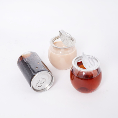Botellas aisladas de plástico para té de leche con mango para diversas bebidas