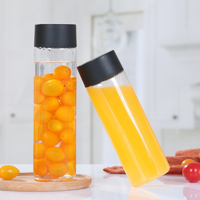 Manos de botellas de plástico aisladas de té de leche