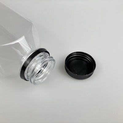 Botellas de té de leche de plástico aisladas con tornillo en la tapa y el mango