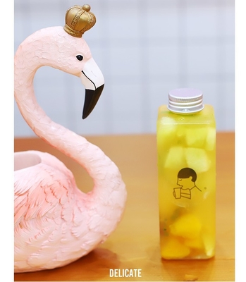 Botellas de plástico personalizadas para bebidas con tornillo en los grifos y tapas
