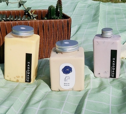 Botellas de plástico personalizadas para bebidas con tornillo en los grifos y tapas