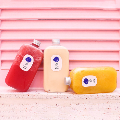 Botellas aisladas de bebidas de té de leche con mangos