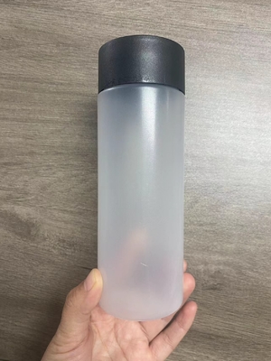 Botellas de té de leche de plástico transparentes y personalizables con diseño moderno aislado