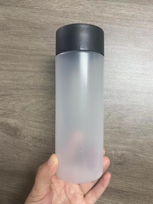 Botellas de té de leche de plástico transparentes y personalizables con diseño moderno aislado