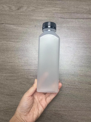 Botellas de té de leche de plástico transparentes y personalizables con diseño moderno aislado