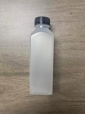 Botellas de té de leche de plástico transparentes y personalizables con diseño moderno aislado
