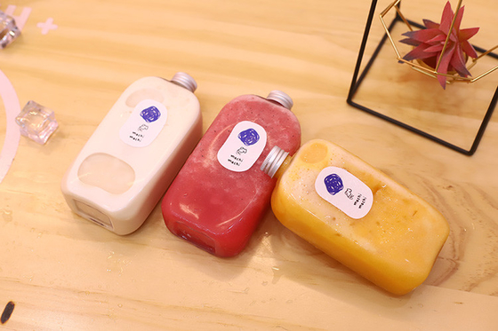 Botellas de té de leche de plástico personalizadas de 120 ml con tornillo en las tapas