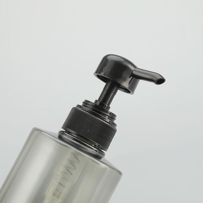 Dispensador con tapa de bomba botella de PET equipada con una función de distribución que garantiza una entrega fluida y operaciones de envasado sin problemas