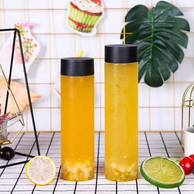 Botellas de té de leche de diseño moderno con material transparente y tornillo en la tapa