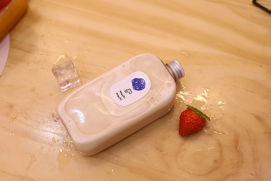 Manos de botellas de leche de té el mejor compañero para bebidas de tamaño medio