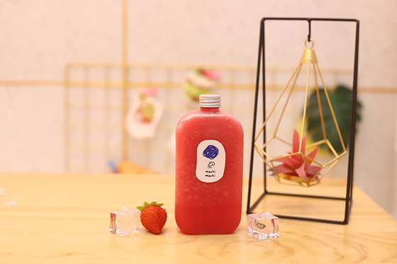 Manos de botellas de leche de té el mejor compañero para bebidas de tamaño medio