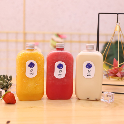 Manos de botellas de leche de té el mejor compañero para bebidas de tamaño medio