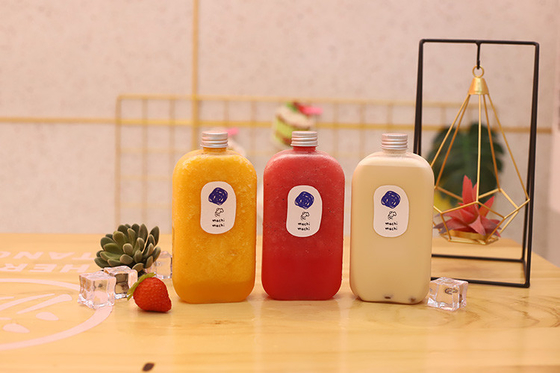 Manos de botellas de leche de té el mejor compañero para bebidas de tamaño medio