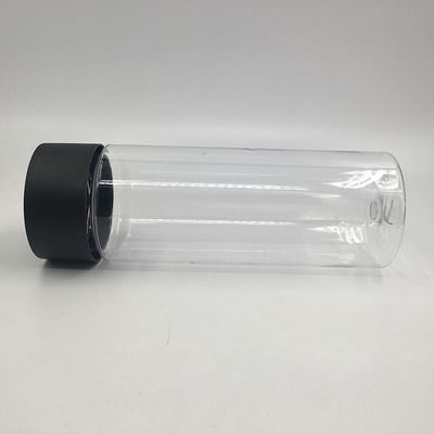 Botella de bebida aislada con taza de té con tapa de plástico reutilizable