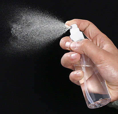 Botella de pulverización de plástico de PET clásico esencial para artículos esenciales del día a día