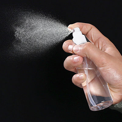Botella de pulverización de plástico de PET clásico esencial para artículos esenciales del día a día