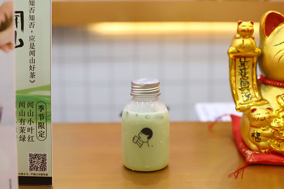 Botellas de té con leche aisladas, incluyendo opciones de capacidad con asa: 120ml, 250ml, 350ml, 500ml y 1000ml. Ideales para el almacenamiento de bebidas.