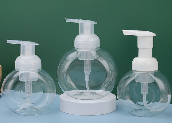 Botella con bomba de espuma con logotipo impreso, superficie blanca mate, embalaje para jabón líquido, desinfectante y limpiador de manos espumoso