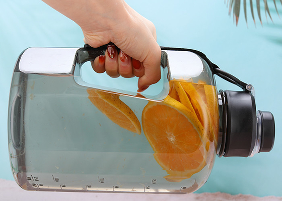 Botella de agua plástica hermética de Flip Top 2l con la manija BPA libre