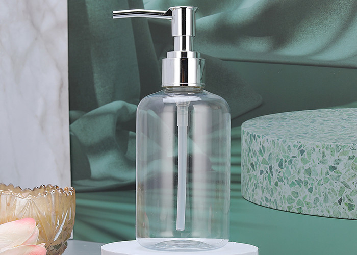 La botella vacía del champú con acero inoxidable bombea las botellas plásticas para los aceites esenciales, las lociones y el jabón líquido